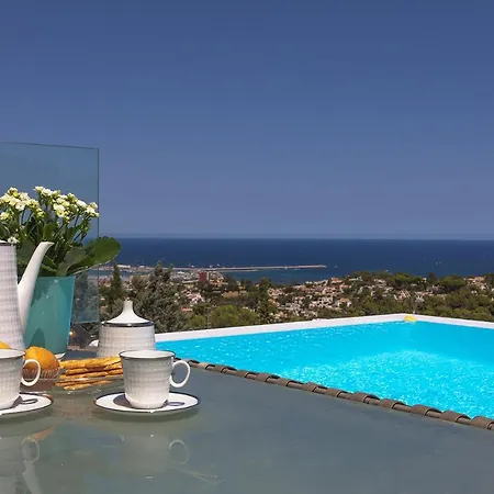Impeccable 4-Bed Villa *
