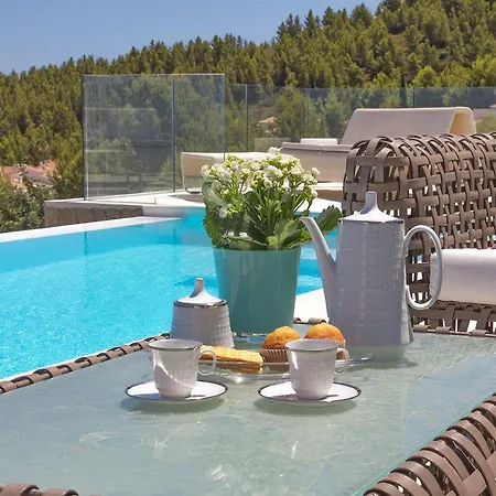 Villa Impeccable 4-Bed Villa