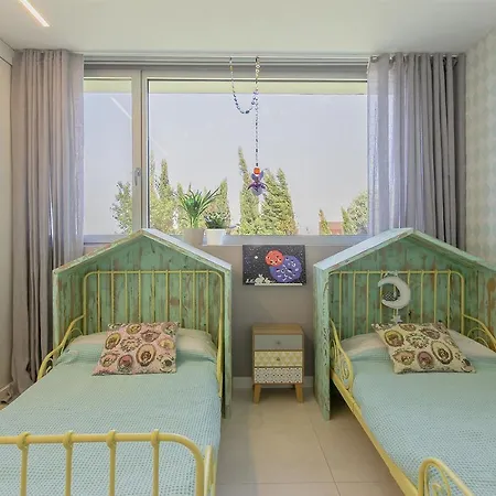 Impeccable 4-Bed Villa Villa